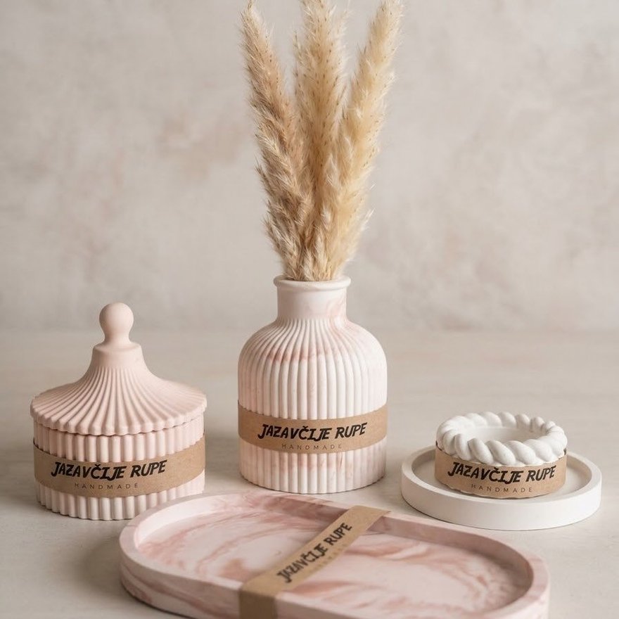 Jazavčije Rupe Handmade — roze kolekcija: tegla, vaza i poslužavnik